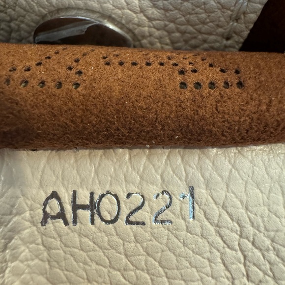 Authentic Louis Vuitton Monogram
Carmel Hobo Mahina Leather Shoulder
Tote Bag - Picture 7 of 10